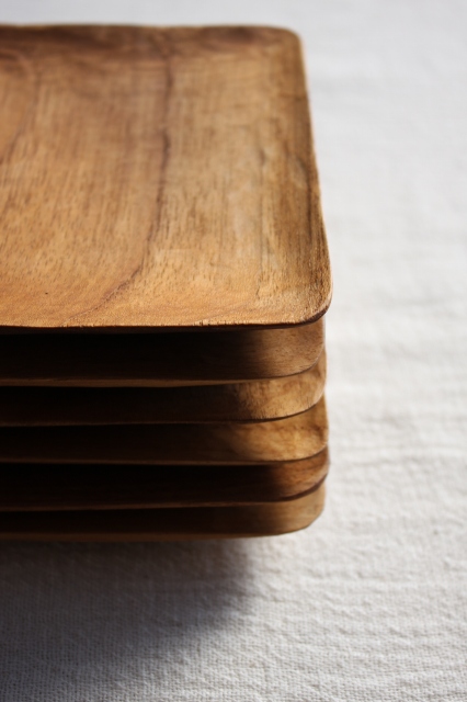 バリ島の伝統と日本のものづくり精神が融合した、やさしい木の食器