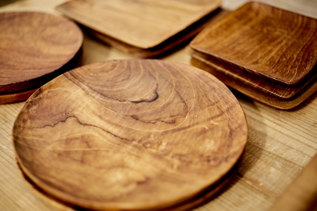 バリ島の伝統と日本のものづくり精神が融合した、やさしい木の食器