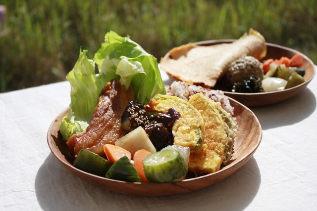 バリ島の伝統と日本のものづくり精神が融合した、やさしい木の食器