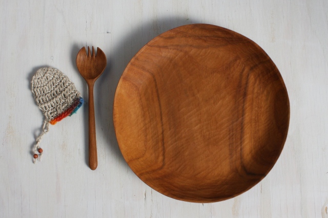 バリ島の伝統と日本のものづくり精神が融合した、やさしい木の食器