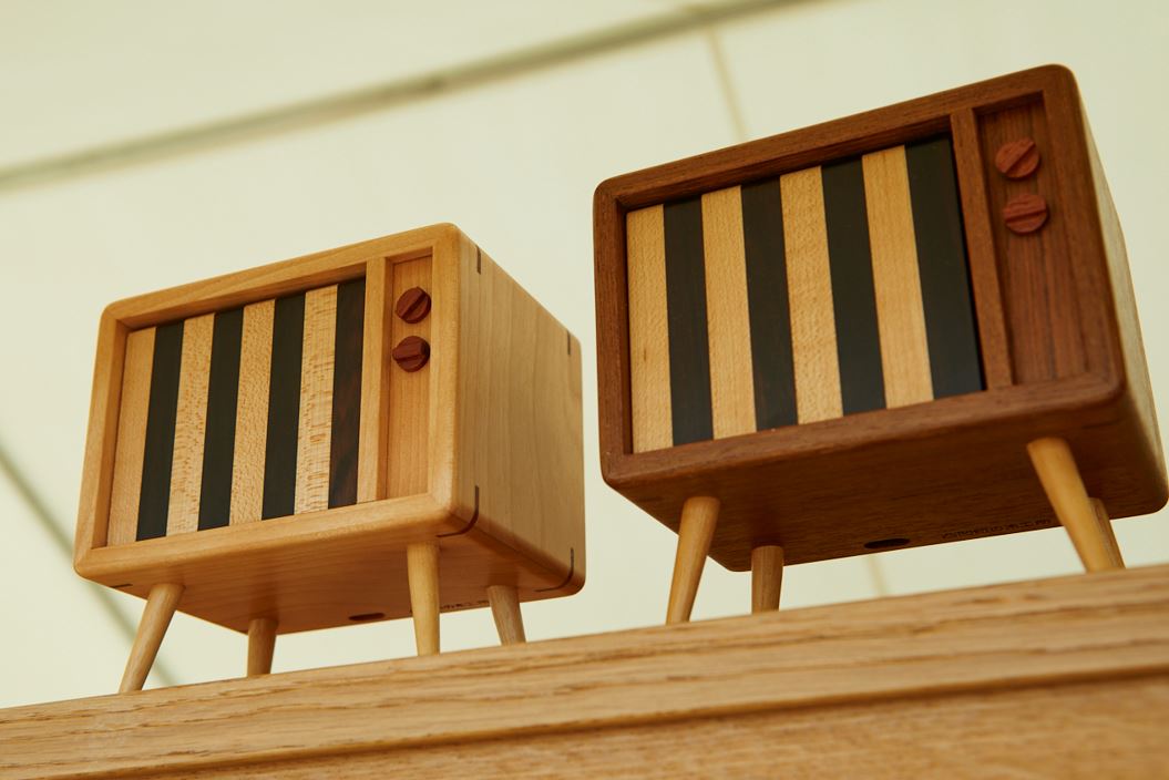 大型木製仏壇 伝統的なデザイン 仏壇づくりで磨いた高度な技術を結集し、“カッコかわいい”木製