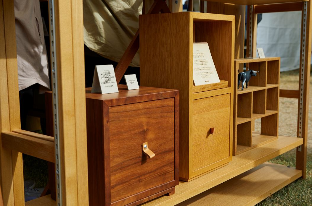 仏壇づくりで磨いた高度な技術を結集し、“カッコかわいい”木製雑貨を