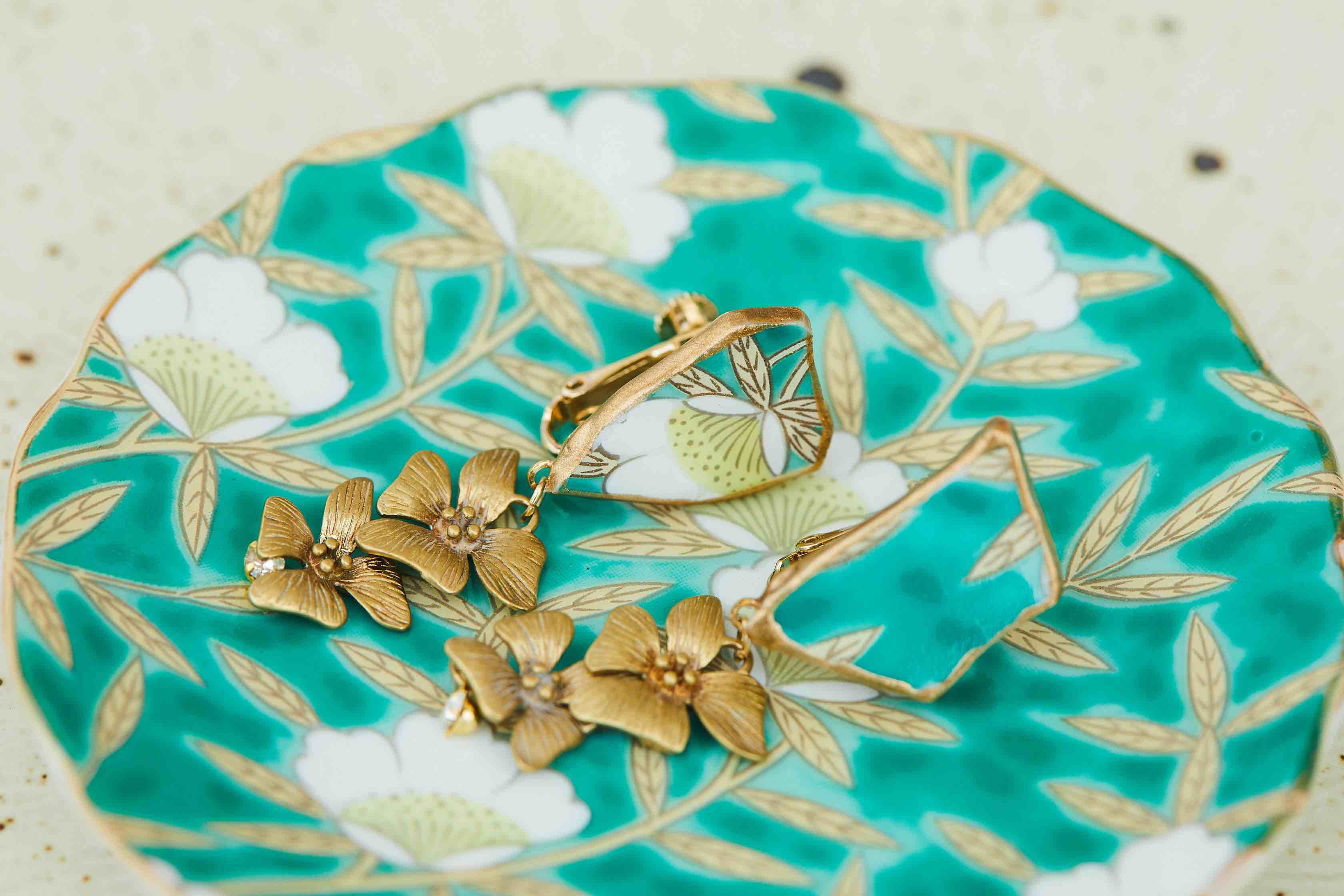 中国　アンティーク　陶片アクセサリー 陶器のかけらを伝統技法でつないだ、唯一無二のアクセサリー -engrace