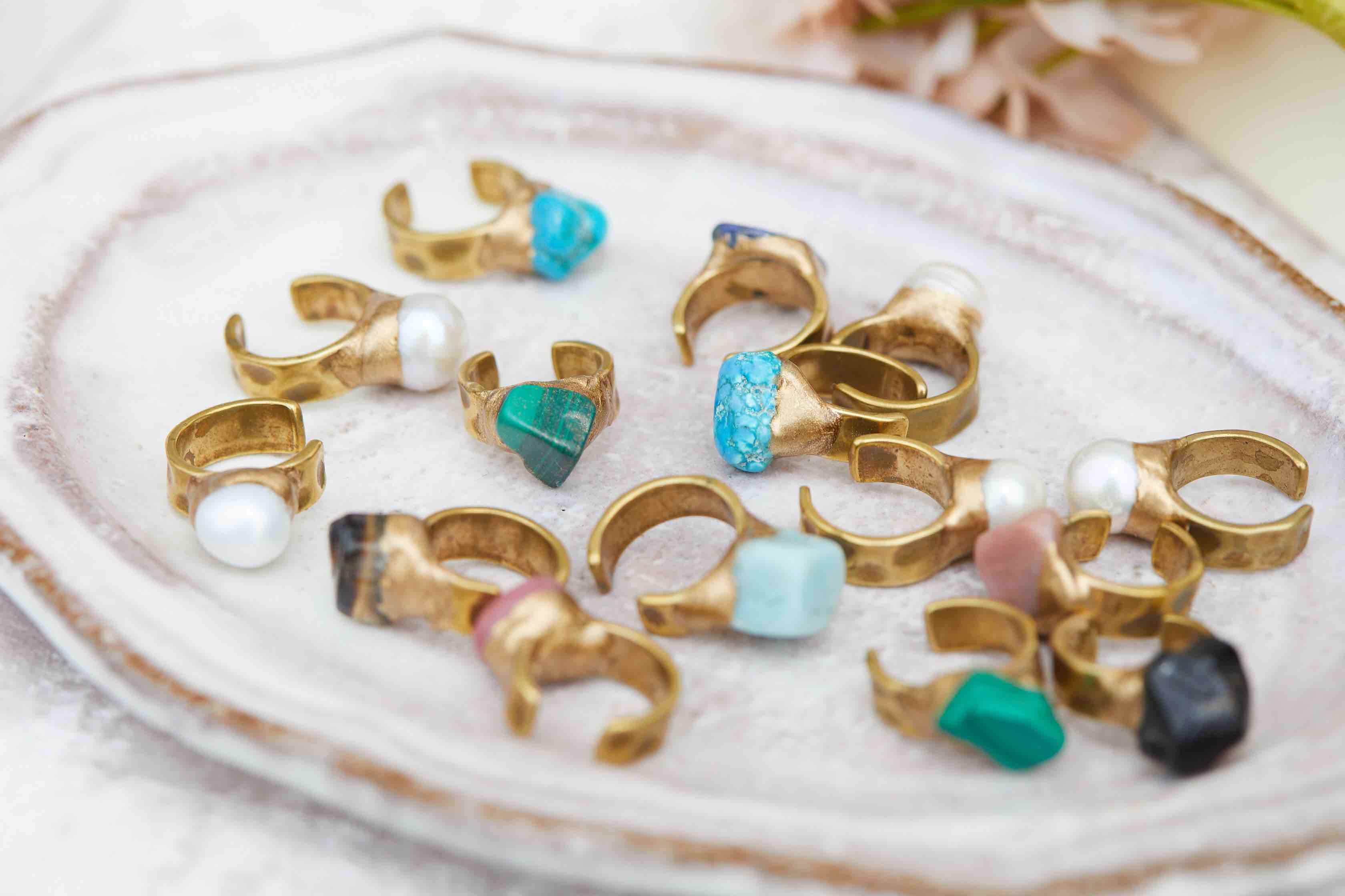 陶器のかけらを伝統技法でつないだ、唯一無二のアクセサリー -engrace