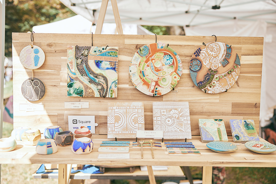 暮らしを彩る素朴な雰囲気の陶土タイル -atelier YAACHO- | &LOHAS